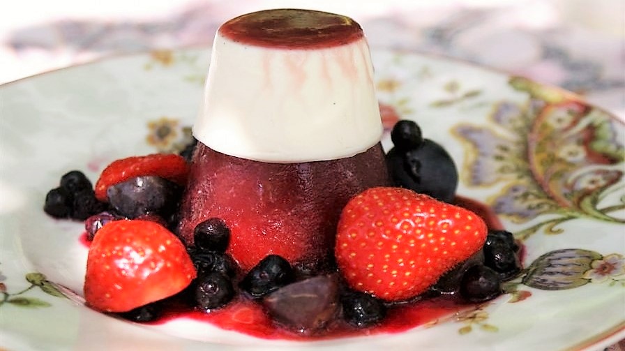 Panna cotta sur gelée de fruits rouges