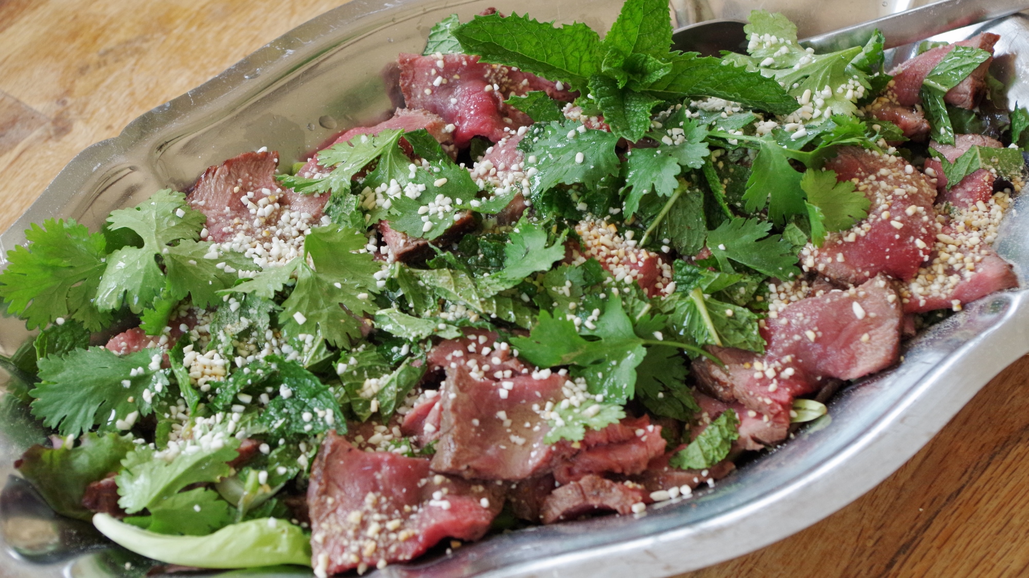 Laab neur, salade thaï épicée au bœuf grillé et citronnelle