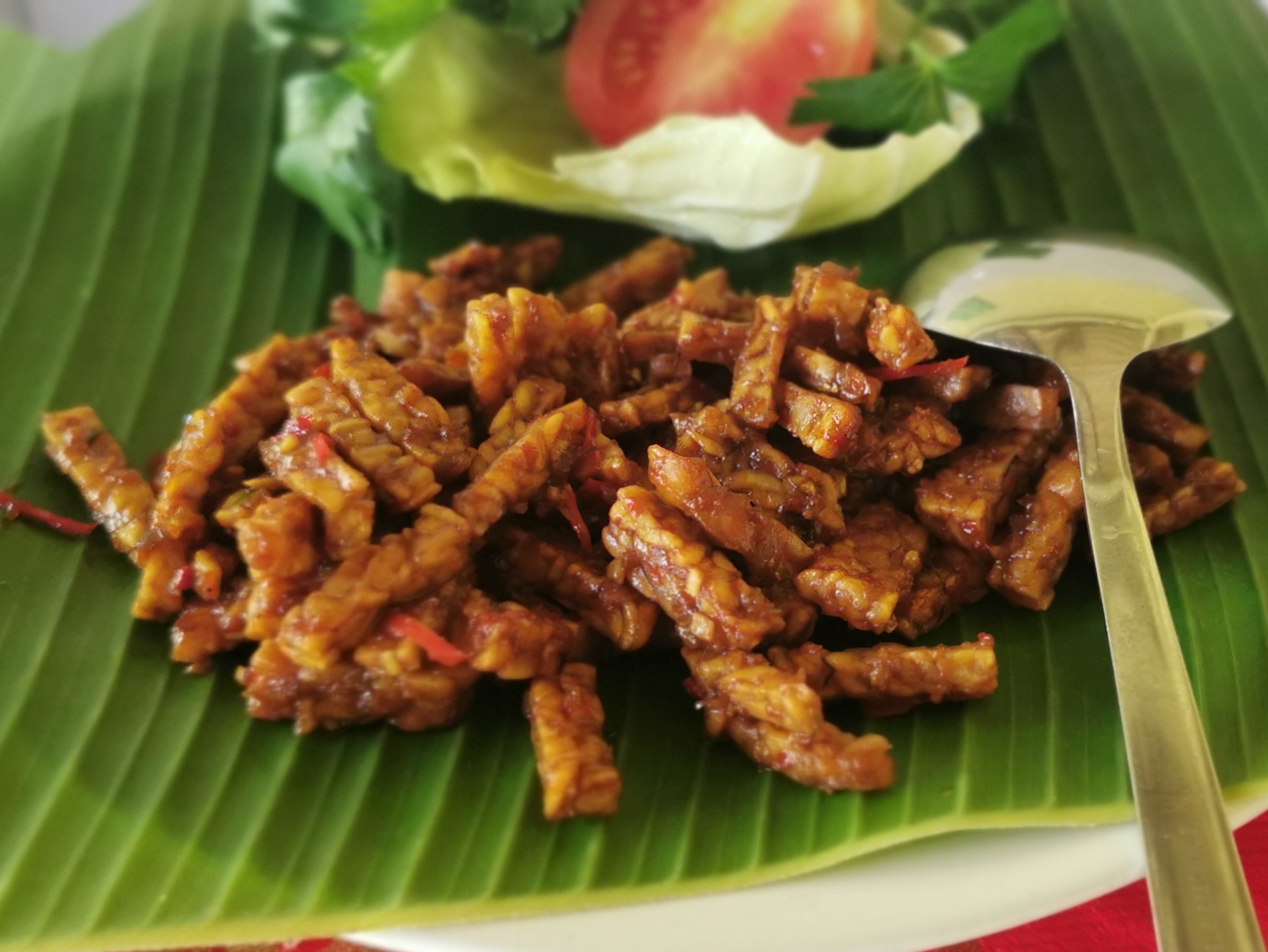 Tempeh caramélisé à la balinaise