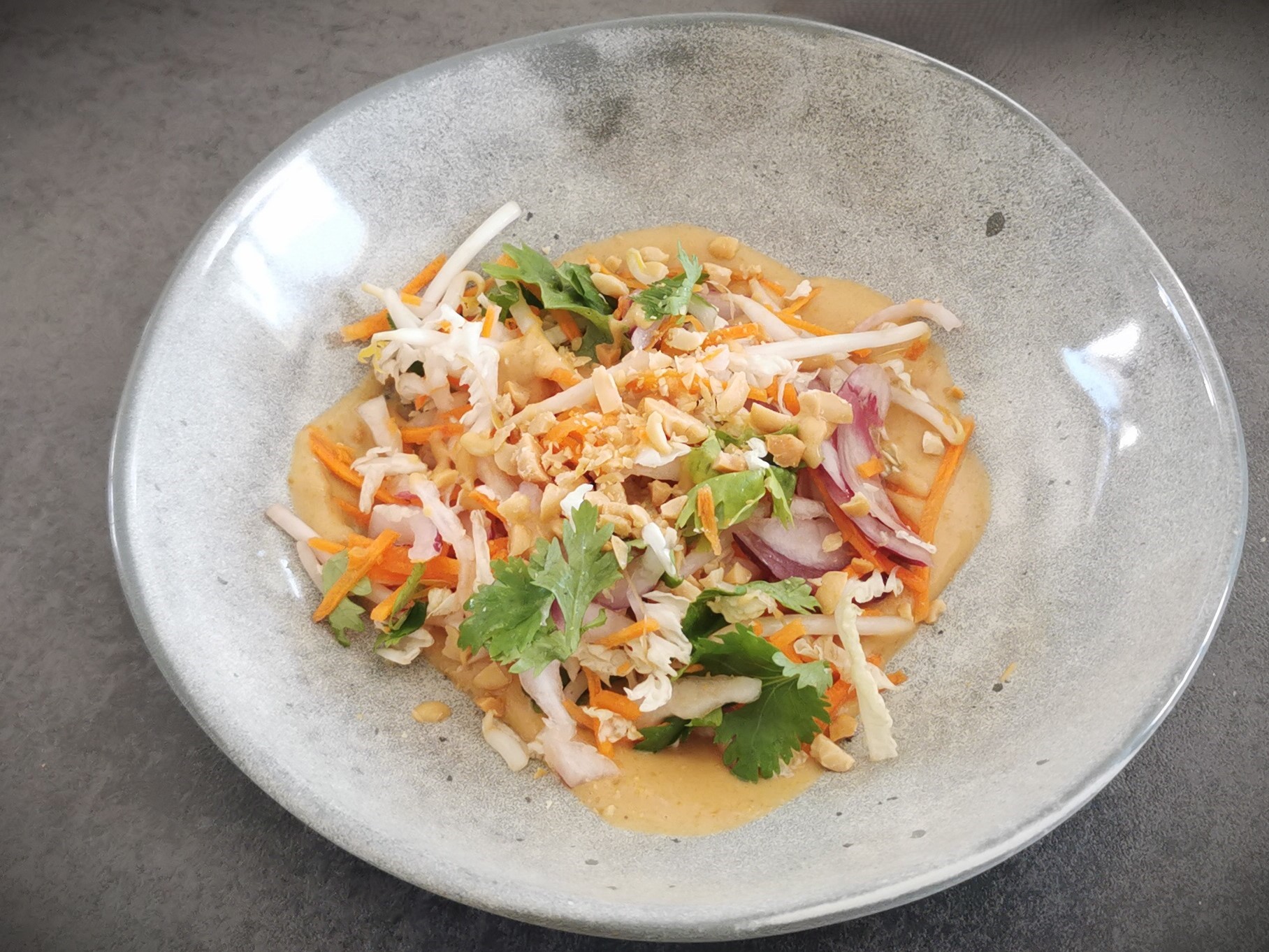 Salade de crudités sauce asiatique à la cacahuète