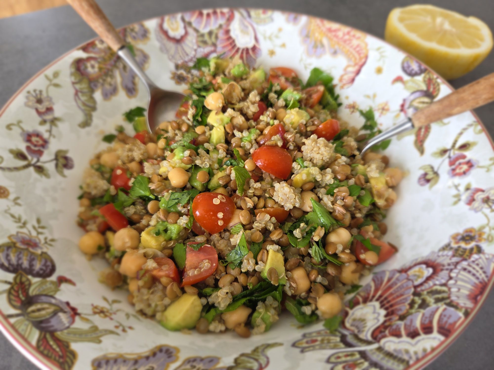 Salade de quinoa aux lentilles, pois chiches, avocat et aux herbes