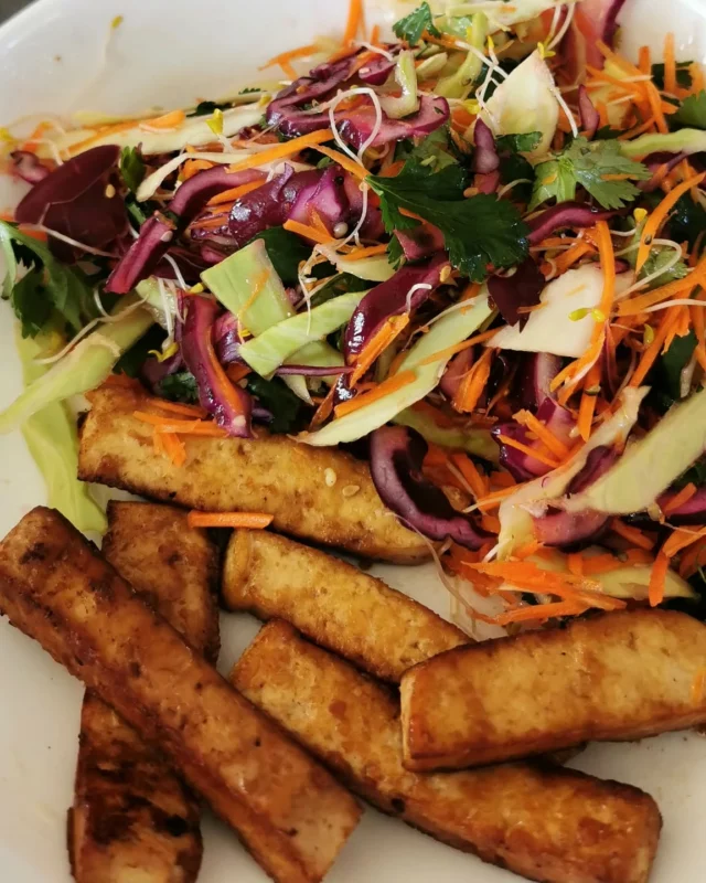 🌿 Salade de crudités et tofu mariné – Une cuisine pour se soigner 🌿

Ces derniers temps, j’ai dû repenser mon alimentation pour des raisons de santé. On m’a conseillé d’adopter une alimentation anti-inflammatoire, plus végétale et hypotoxique, afin d’apaiser mon corps. Alors, je retourne en cuisine, avec une nouvelle approche : me faire du bien en me régalant !

Voici une de mes premières créations : une salade multicolore et croquante avec des crudités et graines (chou rouge, chou blanc, carotte, coriandre, graines germées, chanvre et sésame), accompagnée d’une sauce asiatique parfumée (citron vert, huile de sésame, gingembre râpé) et d’un tofu mariné dans du soja, du sirop d’érable et de l’huile de sésame. J'ai accompagné cette assiette d'une tartine de pain au houmous. 

🌱 Simple, nourrissant, et bon pour l’inflammation ! À partir d’aujourd’hui, vous verrez ici plus de recettes végétales et bienfaisantes, car je cuisine désormais pour ma santé.

Est-ce que ce type de recette vous intéresse ? Dites-moi en commentaire ! 💬✨

#CuisineAntiInflammatoire #VégétalEtGourmand #TofuMariné #veggie #HealthyFood