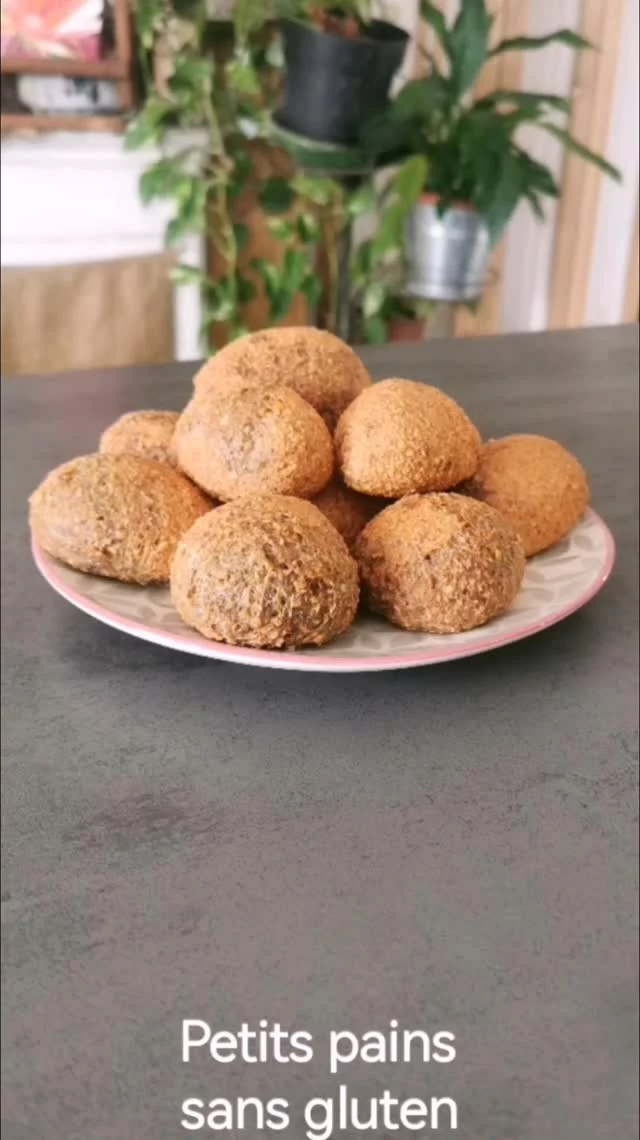 📌 Petits Pains Protéinés aux lentilles Sans Gluten – Spécial Alimentation Anti-Inflammatoire

Envie d’un pain riche en protéines, sans gluten et facile à digérer ? 🥖✨
Cette recette, partagée par ma naturopathe s’intègre parfaitement dans une alimentation anti-inflammatoire !

🔸 Ingrédients :
- 380 g de lentilles corail
- 45 g de psyllium
- 1 c. à café de sel
- 6 g de bicarbonate
- 1 c. à soupe de vinaigre de cidre
- 2 c. à soupe d’huile d’olive
- 125 ml d’eau
- Épices et garnitures au choix (olives noires, tomates séchées, zaatar, curcuma, cumin…)

🔹 Préparation :
1️⃣ La veille, rincer les lentilles corail plusieurs fois et les faire tremper toute la nuit.
2️⃣ Le lendemain, mixer tous les ingrédients ensemble jusqu’à obtenir une pâte homogène.
3️⃣ Ajouter les épices et garnitures de votre choix.
4️⃣ Former des petites boules (taille d’un gros œuf).
5️⃣ Cuire au four à 180°C pendant 20 minutes (ajuster selon la taille).
6️⃣ Déguster immédiatement ou congeler pour plus tard !

💡 Astuce : Délicieux façon tapas avec du houmous et des sardines au piment ! 😋

💬 Dites-moi en commentaire avec quoi vous aimeriez accompagner ce pain ! ⬇️ #HealthyFood #SansGluten #PainProtéiné #RecetteFacile #AntiInflammatoire