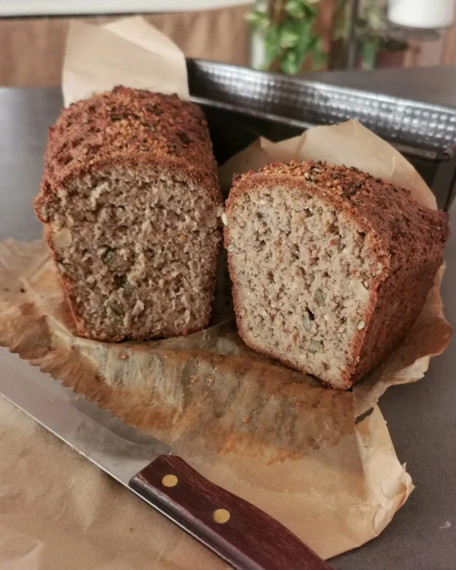 🥜 Pain du matin nourrissant & anti-inflammatoire 🌿

Riche en protéines, fibres et bons acides gras, ce pain sans gluten est un allié idéal pour une alimentation anti-inflammatoire. Composé de farine de riz, d’amandes, de graines et de psyllium, il est à la fois digeste et rassasiant.

✨ Pourquoi l’adopter ?
✔️ Favorise un bon équilibre digestif grâce au psyllium et aux graines de chia
✔️ Apporte des protéines végétales de qualité (amandes, chanvre, beurre de cacahuète)
✔️ Riche en oméga-3 et en fibres pour une énergie stable toute la matinée

🔥 Astuce : Il se conserve 10 jours dans un sachet en papier et se congèle parfaitement. Idéal pour préparer ses petits-déjeuners à l’avance !

📌 Recette complète ci-dessous (ou enregistrez ce post pour plus tard !)

- 150 g de farine de riz semi complète
- 150 g d'amande en poudre
- 100 g de fécule d'arrow root
- 30 g de graines de chia
- 90 g de beurre de cacahuète à 99% (salé mais non sucré) 
- 500 ml d'eau tiède 
- 30 g d'enveloppes de Psyllium blond 
- 30 g de graines de courge
- 10 g de graines de chanvre décortiqué
- 10 g de graines de lin
- 1 c. à soupe de levure de boulanger sans gluten à diluer dans 1 CAS d'eau et 1 CAS de sirop d'érable
- 1 c. à café de sel aux herbes

1️⃣ Préchauffer le four à 50°C.
2️⃣ Activer la levure avec un peu d’eau et le sirop d’érable (15 min).
3️⃣ Mélanger les graines de chia, la purée d’arachide et l’eau. Repos 15 min.
4️⃣ Ajouter les autres ingrédients et pétrir 5 min (la pâte doit rester moelleuse et légèrementcollante)
5️⃣ Verser dans un moule à cake chemisé, saupoudrer de graines (optionnel), couvrir et laisser lever 30 min au four (ou 1h à température ambiante).
6️⃣ Monter la température à 180°C, attendre 10 min, puis enfourner et cuire 1h30.
7️⃣ Laisser refroidir avant de démouler.

Il est délicieux recouvert d'une cuillère de purée d'oleagineux + une cuillère de purée de fruits 😋

#PainSansGluten #sansgluten #noglu #nogluten #veggie #AlimentationSaine #AlimentationAntiInflammatoire #HealthyFood #RecetteMaison #PainMaison #FibresEtProtéines
#painProtéiné #petitdejeuner #fibromyalgiafood #fibromyalgie #cuisinefibromyalgique #fibrofood