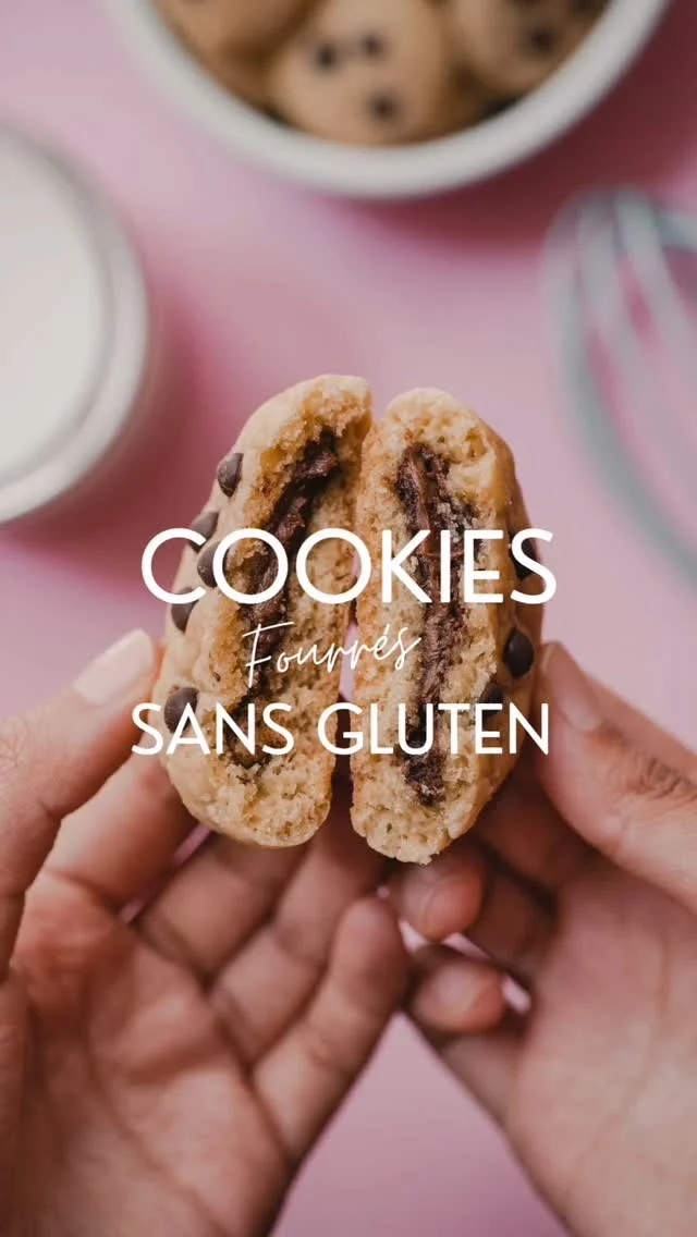 🍪 Cookies fourrés sans gluten : une création familiale pleine de gourmandise ! 🍪

Tout a commencé avec une envie irrésistible de biscuit au chocolat puisque je n'en mange plus depuis que j'ai une alimentation hypotoxique, sans gluten, sans lactose (3 mois 😵‍💫!!) 

Mon ado ayant participé à la préparation de la pâte à cookie a eu la gourmande idée d'y fourrer de la pâte à tartiner Novi que nous ramenons d'Italie. 

Ni une, ni deux, nous nous sommes lancés dans l'aventure culinaire. 
Le résultat ? Des cookies moelleux, sans gluten, renfermant une surprise chocolatée qui a conquis tout le monde ! 

N'hésitez pas à tester la recette et à me partager vos impressions ! 💬

Ingrédients :
- 100g de farine de patate douce
- 50 gr. de fécule d'arrow root (ou maïs)
- 1 pincée de sel
- 2 c. à s. bombées de beurre de cacahuète /purée d'arachide
- 50 gr. de sucre complet de canne
- 1 œuf (ou 1 compote de pomme version végétale)
- 1 c. à café de poudre à lever ou levure sans gluten
- 40 g de chocolat à dessert
- 5 cl d'eau
- pépites de chocolat
- pâte à tartiner pour fourrage

1️⃣ Mélanger les ingrédients et faire une boule.
2️⃣ Récupérer 1/2 c. À café de pâte, faire une boule, l'aplatir et y déposer 1/2 cac de pâte à tartiner. 
3️⃣ Refermer et rouler en boule.
4️⃣ Déposer les boules sur une plaque recouverte de papier cuisson. 
5️⃣ Enfourner 12 min. à 180° (four préchauffé) 
6️⃣ Régalez-vous dès la sortie du four 😋 (attention de ne pas vous brûler !!)

👉 J'utilise de la farine de patate douce qui est un aliment anti-inflammatoire à index glycémique modéré voir bas. Elle s'achète en magasin bio ou en épicerie en ligne (@lafourchebio pour moi) Vous pourrez la remplacer par de la farine de riz semi-complète qu'on trouve plus facilement. Mais sachez que le petit goût sucré de la patate douce est irremplaçable dans vos pâtisseries! 
 
#RecetteSansGluten #CookiesMaison #cookiesfourrés #beurredecacahuète
#sansgluten #sanslactose #patatedouce
#noglu #dairyfree #stuffedcookies