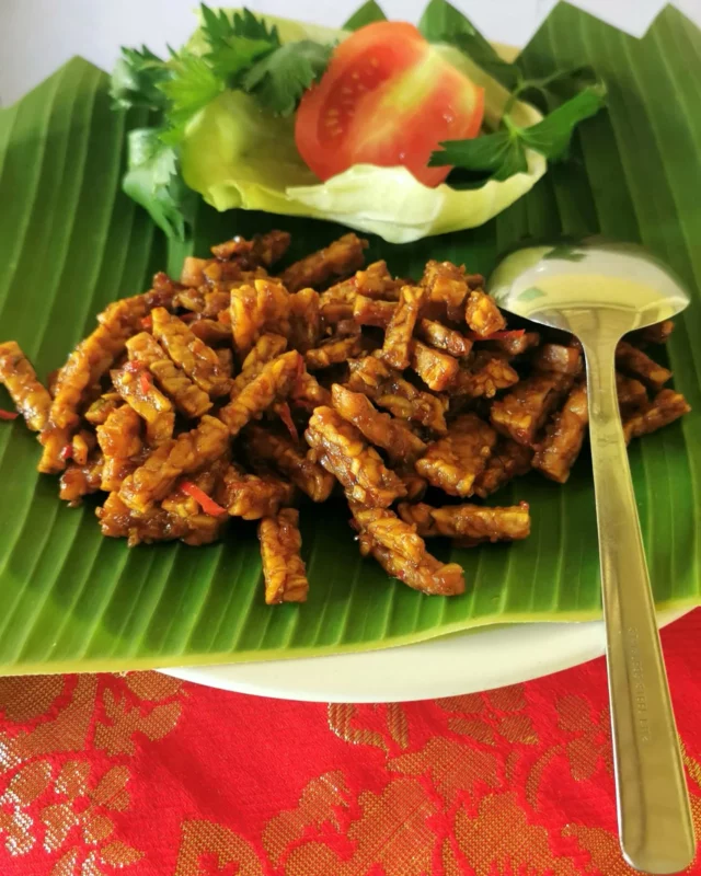 🌿 Nouvelle recette en ligne ! 🌿

Si vous avez déjà voyagé à Bali, ce plat vous rappellera sans doute de délicieux souvenirs… Et si ce n’est pas encore le cas, voici une belle façon de découvrir un bout de cette île ensoleillée depuis votre cuisine !

👉 Le Tempeh caramélisé à la balinaise : un équilibre parfait entre le sucré, le salé et une touche citronnée, le tout avec une texture délicieusement épicée.

🌱 Un vrai régal végétal, à essayer sans tarder !

📌 Recette complète ici : https://recettesdecuisinedumonde.com/tempeh-caramelise-a-la-balinaise/

Lien du site dans la bio.

#tempeh #tempe #balinesefood #BaliLovers #indonesianfood #veganfood #recette #recettevegetale #veggie #veggiefood