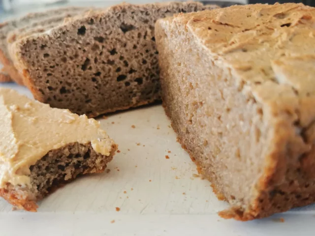 ✨ Nouvelle recette sur le blog ✨
🥖Un pain sans gluten maison, nourrissant et anti-inflammatoire 

Vous cherchez une alternative saine au pain industriel sans gluten ? Voici un pain maison sans gluten, à index glycémique modéré, parfait pour accompagner vos repas équilibrés 💚

✔️ À base de farines complètes (sarrasin, riz, pois chiche)
✔️ Riche en fibres, en protéines végétales et en bons gras
✔️ Sans additif ni sucre raffiné
✔️ Moelleux, savoureux… et il se congèle très bien !

🥄 Une tranche = 155 kcal, des glucides complexes, des oméga-3 et une belle dose de satiété. Idéal pour éviter les pics de glycémie, soutenir la digestion et nourrir le corps en douceur.

💡 Je l’adore accompagné d’un houmous maison ou pour compléter une soupe ou une salade 🥗

👉 La recette complète à retrouver sur le blog !

📌 Lien en bio

#painmaison #sansgluten #fibromyalgiafood #fibrofood #antiinflammatoire #alimentationsaine #igmodéré #recettehealthy #faitmaison