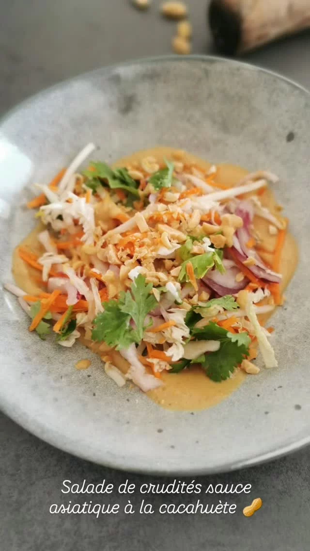 🥗✨ Nouvelle recette fraîcheur et voyage gustatif assuré !

💯% croquant, fraîcheur et évasion! 
Voici ma salade de crudités à l’asiatique, bio, anti-inflammatoire et délicieuse 🌿🌏

💚 Dans l’assiette :

- Chou chinois émincé
- Carottes râpées
- Pousses de soja croquantes
- Oignon rouge en fines lamelles
- Coriandre fraîche à volonté
- Cacahuètes concassées pour le croquant

💫 La sauce minute qui change tout :
Un mélange onctueux et parfumé de :

- Beurre de cacahuète non sucré
- Jus de citron vert frais
- Huile de sésame toasté & colza
- Un trait de vinaigre de cidre
- Sel gris de mer, poudre d’ail

Un régal végétal, plein de peps, parfait pour booster l’organisme tout en se régalant. 🌿
Digeste, riche en antioxydants, sans gluten ni lactose.
C’est frais, c’est sain, c’est un petit tour en Asie depuis la cuisine. 🇻🇳🇹🇭🇰🇷

📌 À tester d’urgence si tu cherches une idée simple, équilibrée et originale pour l’été.

#recetteantiinflammatoire #saladeasiatique #cruditésgourmandes #recettebio #nutritionpositive #cuisinevégétale #sansgluten #digestionfacile #cacahuète  #fibromyalgiefriendly #balicoandco
#veggie #peanut #fibrofood
